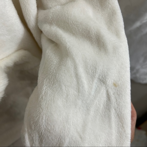 La Vie En Rose All White Teddy Oversized Sweater - Picture 11 of 12